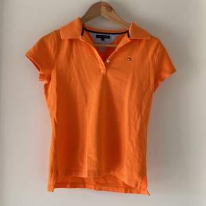 Orange Tommy hilfiger tröja knappt använd utan några skador eller fläckar. 