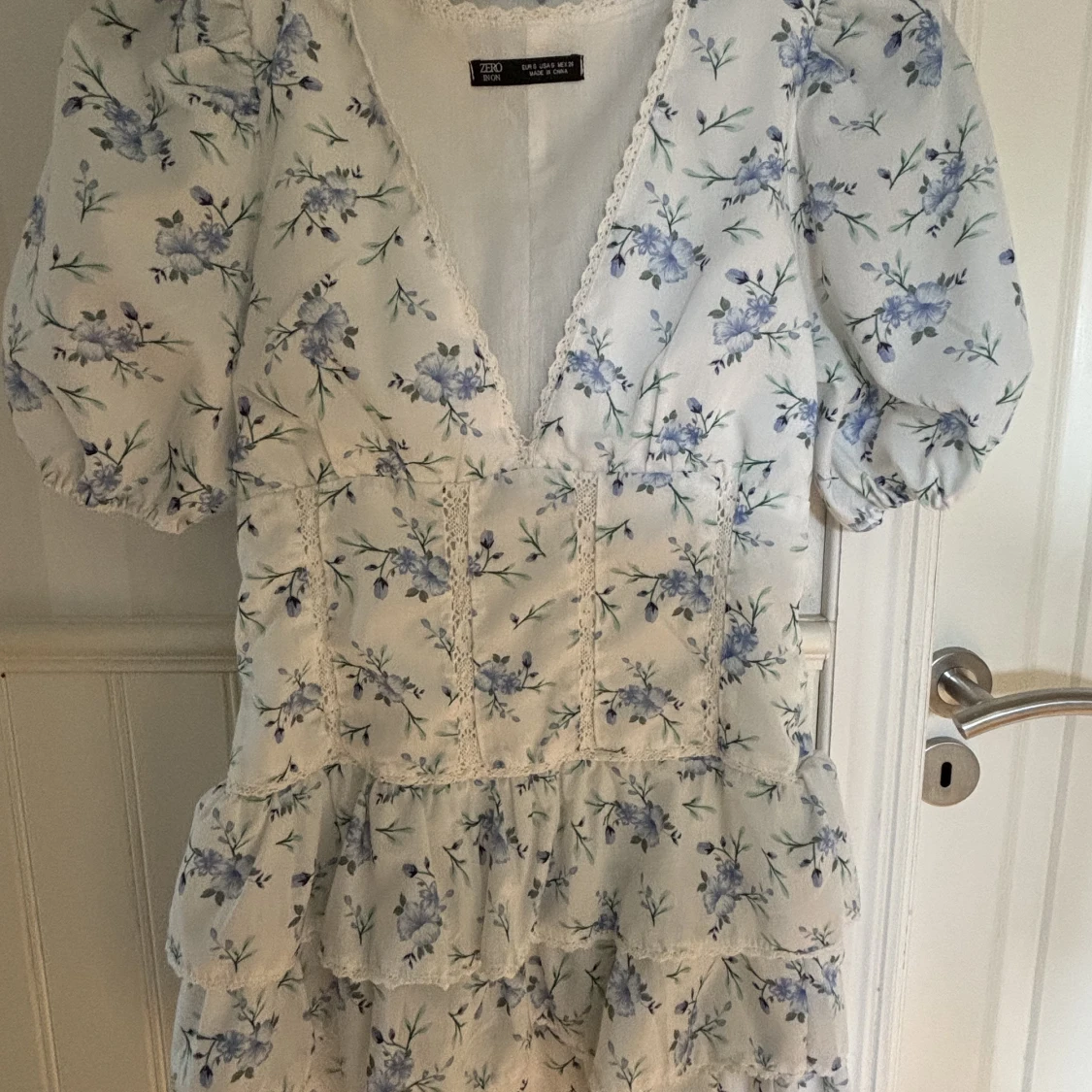 Blommig vit klänning🩵🤍🩵🤍 - 90
