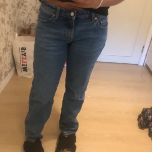 Weekday jeans  - Jeans som inte kommer till användning längre. Lågmidjade, modellen arrow. (Jag är 163)