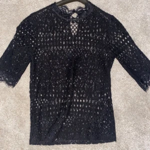 Zara svart spetstopp  - Svart spetstopp från zara, i nyskick 