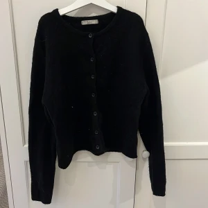 Stickad kofta - Svart stickad kofta i storlek S från Gina tricot. Super fint skick och är inte noppig. Pris går att diskutera ❤️