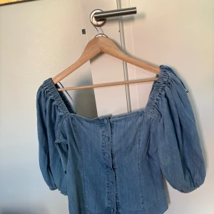 Jeans topp - Oanvänd jeans topp ifrån zara storlek s. 