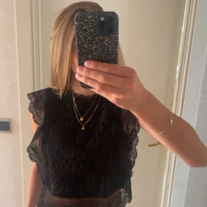Super fin svart blus från only  - Jag säljer min super fina svarta only blus i storlek S då den inte kommer till användning, använd fåtal gånger därav bra skick❤️ köpt för 399 kr  Kan tänka mig att gå ner i pris vid snabb affär❤️