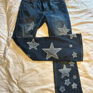 Super fina jeans med stjärnor fastsydda på Jenssen är i grunden från Lindex med stjärnorna är fastsydda själv 