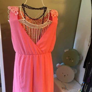 Fin sommarklänning - Asymmetrisk böljande klänning med underbar broderad rygg. Perfekt för sommarkvällarnas fest och romantik! 