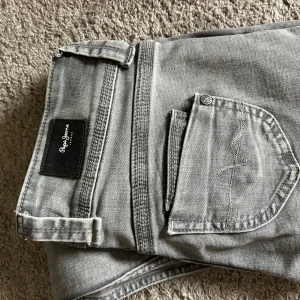 Pepe jeans🩶 - Jätte snygga grå pepe jeans med as snygga fickor! Inte andvände mycket och väldigt bra skick💕 nypris ca 700/800kr