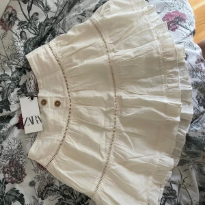 Kjol - Säljer denna såå söta kjol från Zara i cremevit som inte går att köpa längre, aldrig använd och lappen kvar så precis som ny!!😍😍