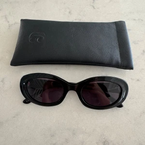 Carpi solglasögon Corlin - Ovala solglasögon i modellen Carpi från Corlin. Inköpta förra året men sparsamt använda så i mycket bra skick. Fodral medföljer, men inte originalkartong. Nypris 1299kr, säljer för 600kr.