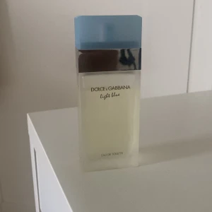 Dolce & Gabbana parfym Light blue - Parfym från Dolce & Gabbana💗Det är i doften Light Blue eau de toilette i 50ml. En feminin, fräsch, citrus doft med inslag av jasmin (finns bild på doftnoterna)🌷Den är nästan full och saknar cirka 15%. Nypriset är runt 900kr💕Skriv om frågor!