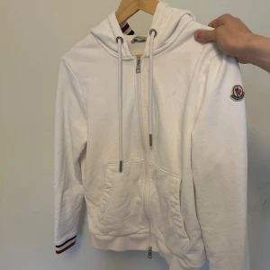 Vit Moncler Hoodie - Riktigt snygg Moncler Hoodie. Storlek M sitter som S Perfekt skick, som oanvänd. Skriv om du har några frågor.