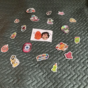 Klistermärken  - Man kan sätta de här klistermärkena på nästan var som helst förutom där det är blöt och de är coola