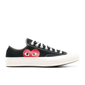 Cdg Converse❤️ - Säljer mina sjukt fina Cdg Play X Converse💗 Sparsamt använda och därav väldigt fint skick. Såklart äkta, har egna bilder och kartong🤩 Skriv vid funderingar. Nyskick 1650 kr, mitt pris 600kr🫶🏾