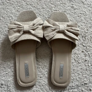 Beiga sandaler med rosett - Super fina sandaler i storlek 39 perfekta inför sommaren, säljer dom för att dom inte passar mig,  skulle tro dom passar en 38:a. Säljer dom för 150 kronor💗 hör av er vid frågor! 