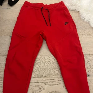 nike tech byxor - säljer dessa nike tech byxor som ej kommer till användning💘💘knappt använda!
