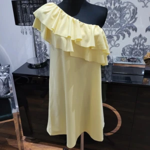 Gul klänning💛 - INTRESSEKOLL!! Gul klänning som liknar den populära från zara😚💛strl s🌟  Kom med bud(prisförslag)BUDGIVNING slutar 9e maj🙌🏼🙌🏼💛