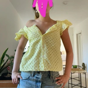 ljus gul topp - Jötte fin topp från zara barn! Passar xs-s💛