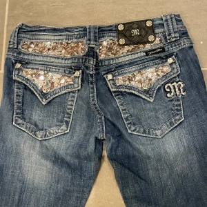 MISS ME JEANS - Ett par snygga🦋 missme jeans i storlek. 28Midja:,38 Ytterbenslängd:102 , innebenslängd: 82, benöppning22:. Tyvärr har vi inga bilder hur de sitter på så jämför gärna måtten med ett par egna byxor. Skriv på dm vid frågor eller fler bilder💫