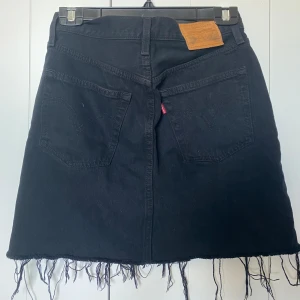 Levis Kjol - Svart Levis kjol i str 26, Aldrig använt då den är för liten därav ingen bild med den på.