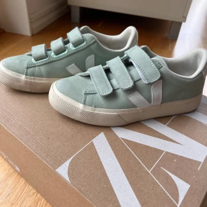 VEJA Sneakers - VEJA Sneakers med kardborreband. Strl. 37. Ordinarie.pris 1.795kr Sparsamt använda.  Ljusgröna/ljust mintgröna.
