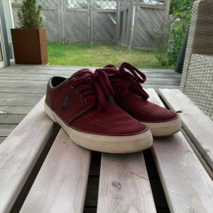 Ralph lauren skor - Säljer ett par Ralph lauren skor eftersom dem är för små. Skorna är i nyskick då jag sällan använt dem