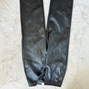 Skinnbyxor - Raka skinnbyxor, storlek xs/s, helt nya och oanvända🌸
