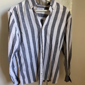 Randig skjorta från JackandJones - Bra skick