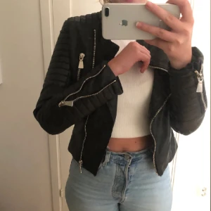 Skinnjacka - Så snygg skinnjacka i storlek 38, originalpris 500kr💕💕 Skriv vid frågor!!