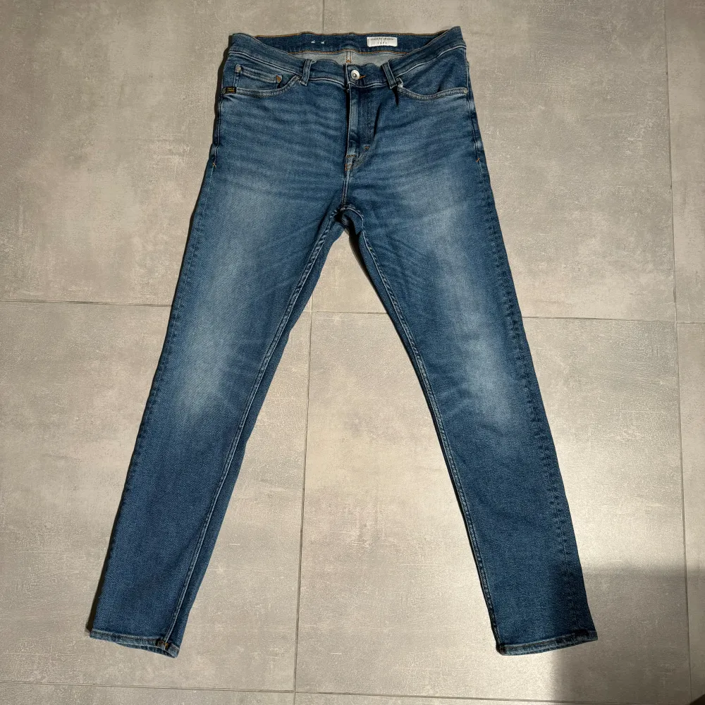 Tjena!! Säljer nu ett par Tiger of sweden jeans i storlek 32/32. Jeansen är i riktigt fint skick då det bara är använda ett fåtal gånger. Hör gärna av er vid funderingar!. Jeans & Byxor.