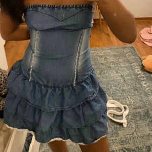 Super söt volang jeans klänning - ⭐️LÅNADE BILDER⭐️ Säljer denna jätte söta klänning vidare pga att den inte passade. I super bra skick. Har dragkjedja i sidan. Kontakta gärna vid frågor!🤗🌸