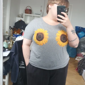 T-shirt med solrosor - Mycket bra skick, elastiskt tyg, officiellt storlek M men passar mig som vanligtvis använder L-XL