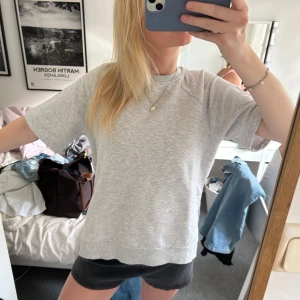 Kortärmad sweatshirt  - Super snygg, med slits 