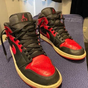 Jordan 1 mid  - Lite använda jordans som ja säljer nu då jag har växt ur dem, dem är lite slitna som ni kan se på bilderna men annars fungerar dem fin fint
