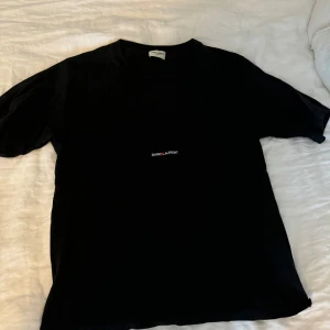 Saint Laurent T-shirt - Något oversized. Vet tyvärr ej storlek. Kvitto saknas 🖤