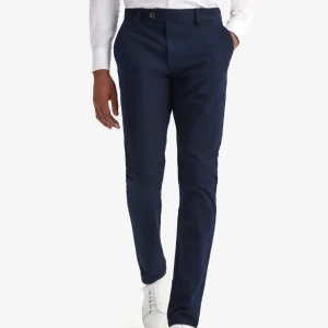 John Henric - Mörkblå Chinos Soho - W38 - Hej,  Säljer ett par John Henric Chinos som användes en gång men insåg att jag köpt för stor storlek. Vänligen se hemsidan för mer info och storleksmått. Dessa är W38 i storlek. https://johnhenric.com/se/dark-blue-chinos-soho 