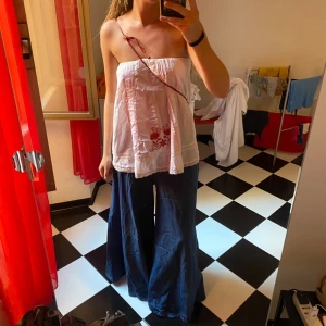 Palazzobyxor - Underbara Palazzobyxor med vida ben, köpa på Borghetto Flaminio Market i Rom förra sommaren. Perfekta sommarbyxorna ⭐️ Resår i midjan så passar olika storlekar och går till golvet på mig som är 180 cm när jag har de lågmidjat. 💝