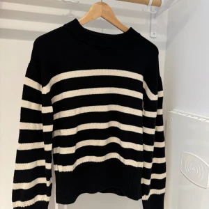 Tröja - Härlig tröja från GinaTricot i storlek S.  Använd ett fåtal ggr och är i mycket bra skick. 