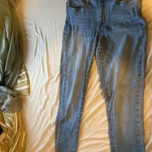 Ett par Levis jeans som är Slim/Skinny