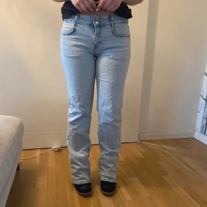 Jeans - Säljer dessa super fina jeansen från pull & bear i storlek M 