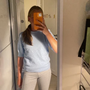 Ljus blå tröja  - En tröja som jag har använt för längesedan, därför är den lite nopprig men det är inget man tänker på riktigt. 