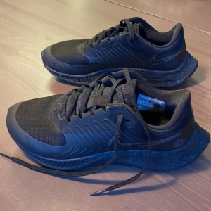 Nike shield - Vattenavvisande löparskor. Använda enbart ett par veckor men inte helt rätt storlek.