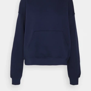 Hoodie - Säljer denna jätte fina mörk blå hoodien från Gina tricot. Säljer pga lite för liten för mig och slutsåld i denna storlek och upp,pris kan diskuteras💕