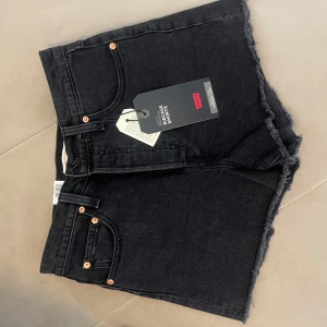 Levi’s jeansshorts  - Säljer nu mina oanvända jeansshorts från Levi’s med prislappen kvar!  ”Ribcage shorts” strl ”w29” skulle uppskatta storleken som en M/L