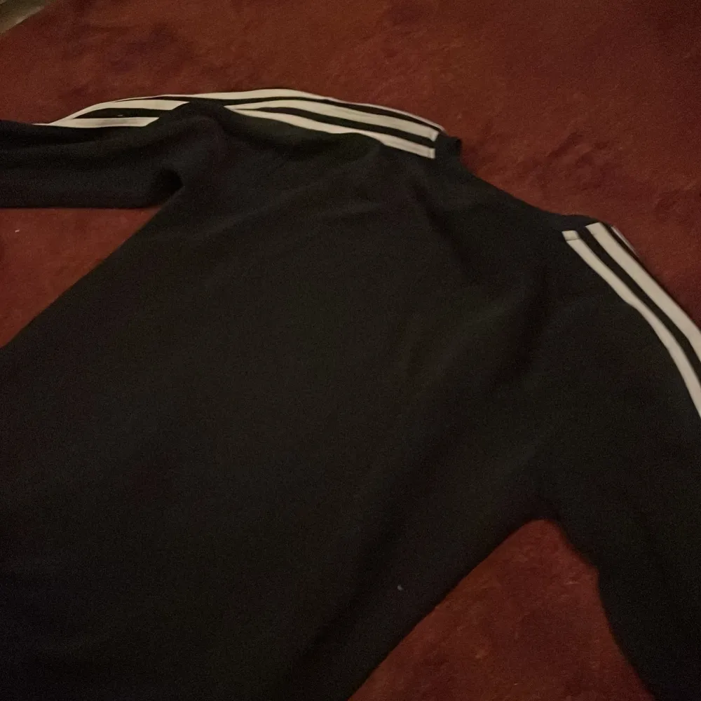 Väldigt stilren adidas tjocktröja. Tröjans kondition är bra och har använts sparsamt. Storleken är ca s/m. Priset är ej hugget i stenen! Hör av er vid minsta fundering!. Hoodies.