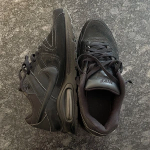 Nike AirMax - Ett par sjukt fina Nike AirMax i färgen svart. Använt skick men inga defekter!  Storlek: 41