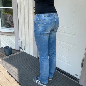 Lågmidjade jeans från gstar  - Säljer mina jätte snygga low waist jeans från g star 🙌 Ny priset är 1199kr och de är använda enbart 2 gånger 💕De har jätte snygga detaljer (bild 5) De är straight/bootcut 💕 Pris kan diskuteras vid snabb affär 🙌💕  Kontakta om ni har några frågor !!