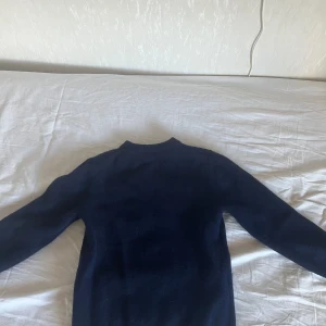 Kashmir/merino kofta  - Säljer denna Kashmir blendade kofta, knappast använd och är i nyskick storlek XS och passar även S 