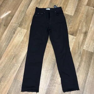 Svarta zara byxor  - Svarta zara byxor i st 34 oanvänd 