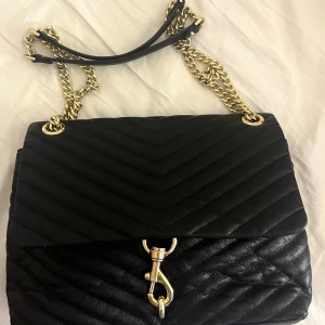 Rebecca Minkoff Edie väska - Jättefin väska. Använd med kärlek, inge smuts eller slitage på hardwear, lite naturliga ”veck” i skinnet som är naturligt och alltid kommer efter ett tag. Värd cirka 4 700 nypris på hemsidan. 