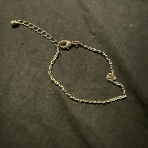 Silver armband  - Detta armband är superbra då det är tunt. Och jättefint. Det mat har till allt. 