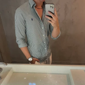 Ralph Lauren skjorta - Hej, säljer nu min fina Ralph Lauren skjorta storlek S customfit. Den är i nyskick och kommer att vara otroligt snygg i sommar. Nypris 1500kr! Vi kommer att sälja liknande produkter nu under sommaren så glöm inte att följa profilen!🌊🍾